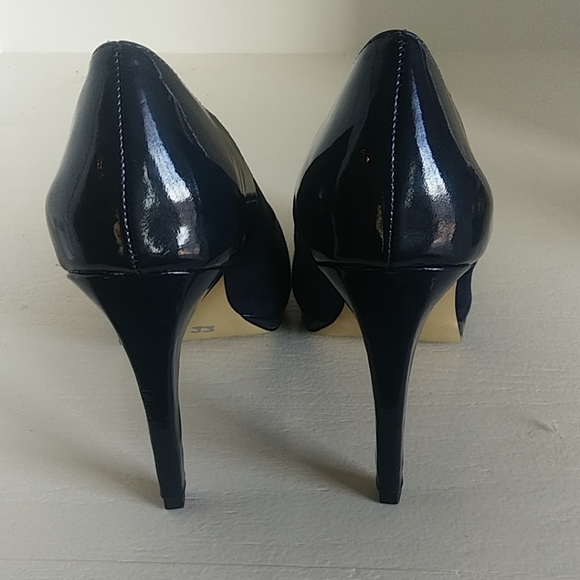 Tahari navy suede and leather pumps - Picture 4 of 7